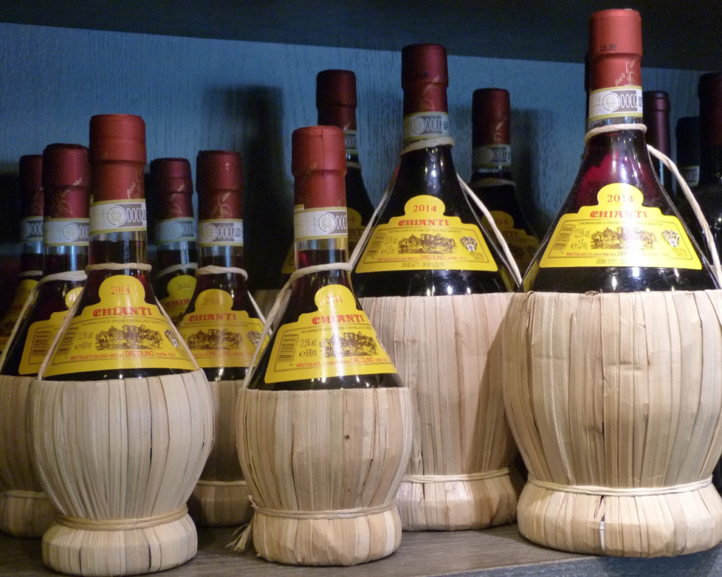 Słynne butelki w słomianych koszyczkach. Symbol Chianti.